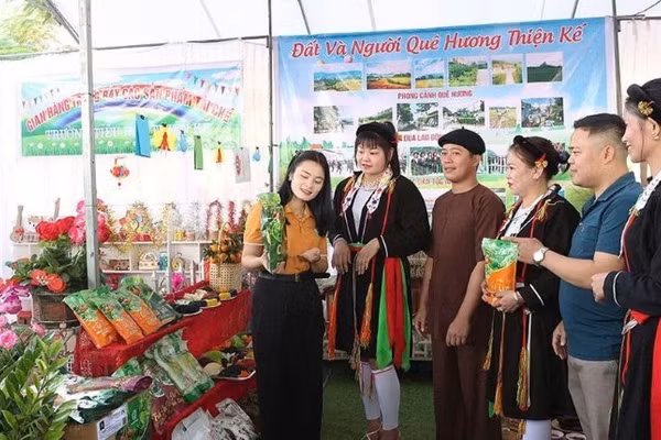  Người dân xã Sơn Thủy chia sẻ kinh nghiệm phát triển kinh tế, giảm nghèo bền vững. Ảnh Lý Thu