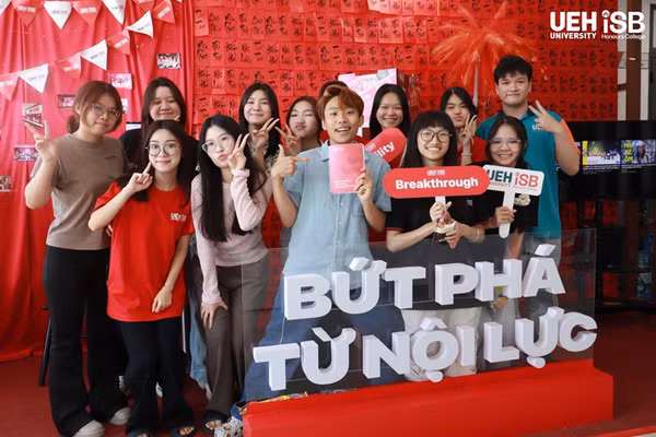 Sinh viên Trường Tài năng UEH.ISB và thông điệp Bứt phá từ nội lực