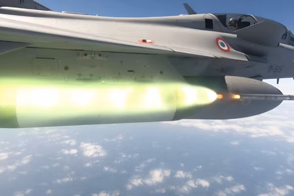 Hình minh họa chiếc tiêm kích Rafale được trang bị tên lửa dẫn đường bằng laser