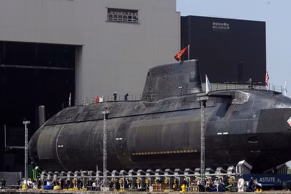 Tàu ngầm HMS Astute của Hải quân Hoàng gia Anh rời khỏi cầu cảng tại xưởng đóng tàu BAES vào ngày 8/6/2007, ở Barrow-in-Furness, Vương quốc Anh.