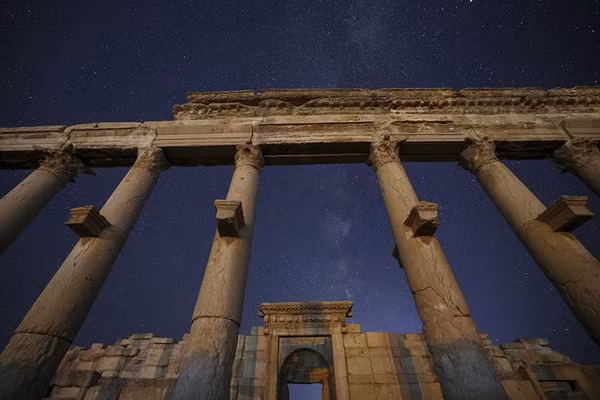 Ngắm tàn tích cổ đại Palmyra 'thức giấc' dưới bầu trời đầy sao ở Syria