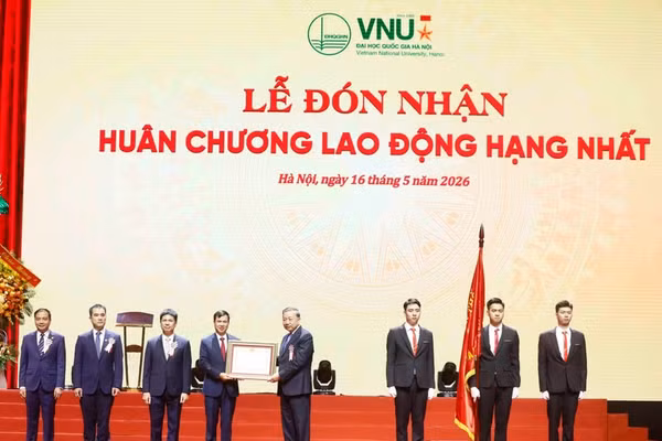 Tổng Bí thư, Chủ tịch nước Tô Lâm trao Huân chương Lao động hạng Nhất tặng Đại học Quốc gia Hà Nội. (Ảnh: Thống Nhất/TTXVN)