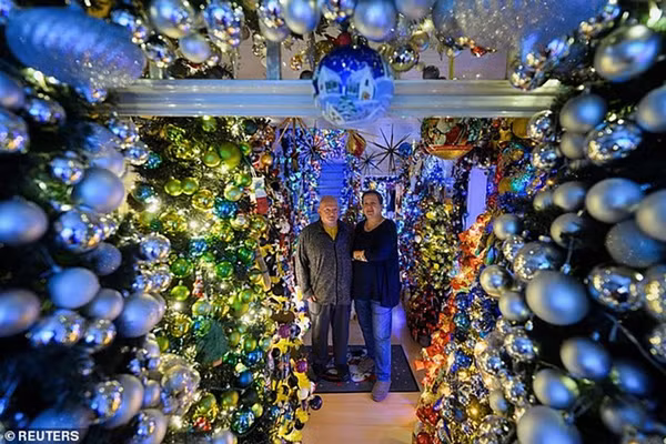 Gia đình gây bão mạng với kỷ lục 621 cây Noel trong nhà