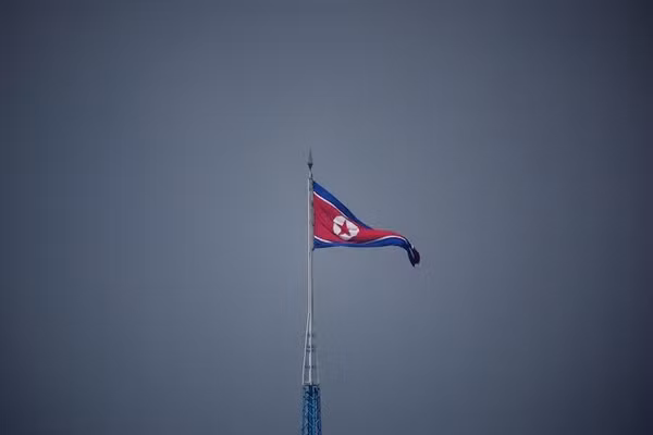 Một lá cờ Triều Tiên tung bay tại làng tuyên truyền Gijungdong ở Triều Tiên