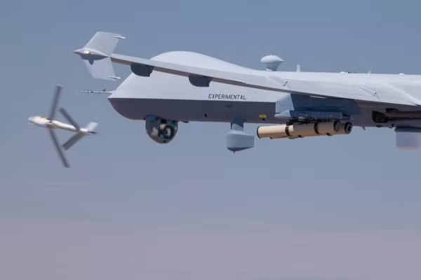 Vụ phóng Switchblade 600 từ UAV MQ-9A Reaper. Ảnh: AeroVironment