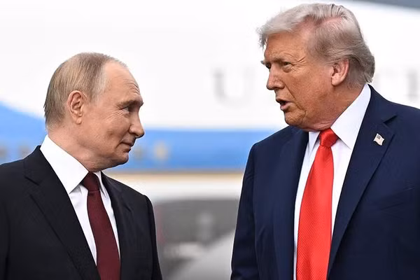 Tổng thống Nga Putin (trái) và Tổng thống Mỹ Trump.
