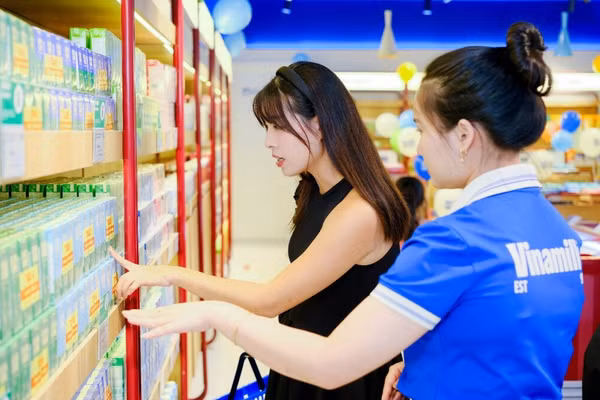 Người tiêu dùng cẩn thận trong việc lựa chọn sữa cho gia đình. Ảnh: Vi Nam