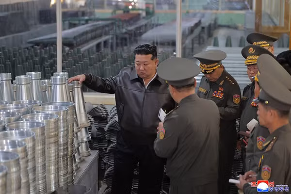 Ông Kim Jong-un bất ngờ thị sát loạt nhà máy quốc phòng