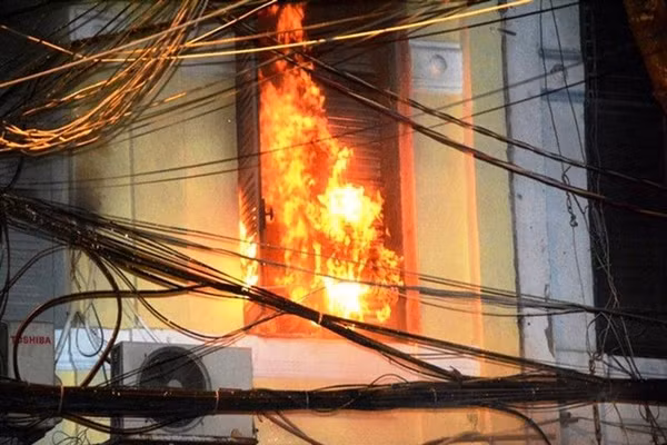 Cháy thiết bị điện do quá tải nguyên nhân hàng đầu gây hỏa hoạn vào mùa hè nắng nóng.