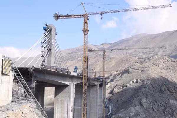 Video cây cầu ở Iran bắt đầu được ‘hồi sinh’ sau cuộc tấn công của Mỹ - Israel