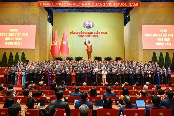Ban Chấp hành Trung ương khóa XIV ra mắt Đại hội.
