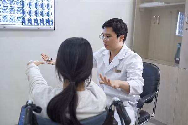 Bác sĩ Vinmec kiểm tra chức năng vận động cho bệnh nhi.