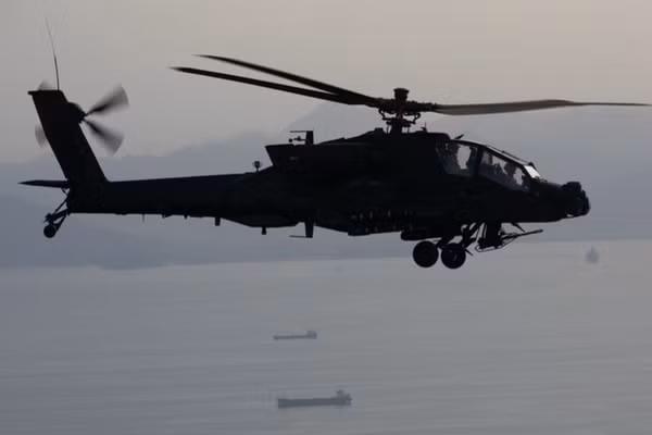Tổng thống Trump xác nhận trực thăng Apache gặp nạn gần eo biển Hormuz