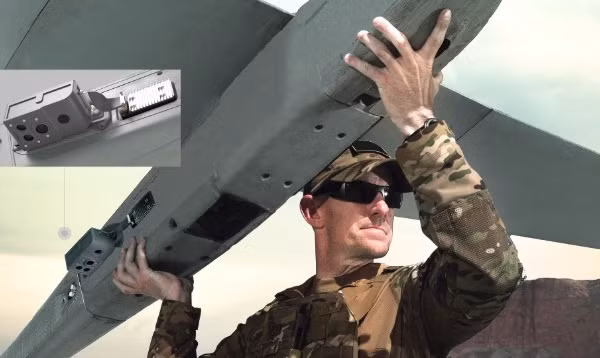 Một người lính gắn bộ Hệ thống định vị trực quan mới vào cánh drone Puma LE. Ảnh: AeroVironment