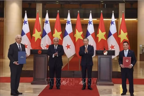 Tổng Bí thư, Chủ tịch nước Tô Lâm và Tổng thống Panama José Raúl Mulino chứng kiến lễ trao các văn kiện hợp tác giữa hai nước. Ảnh: Thống Nhất/TTXVN