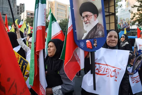 Người dân Iran tập trung để bày tỏ sự ủng hộ đối với Lãnh tụ Tối cao Iran Mojtaba Khamenei, trong khi họ cầm cờ Iran và hình ảnh của các vị lãnh tụ Iran mới và cũ.