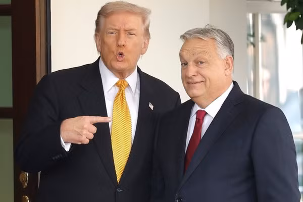 Tổng thống Mỹ Donald Trump (trái) chào ông Viktor Orban tại Nhà Trắng. Ảnh:Getty Images/RT)