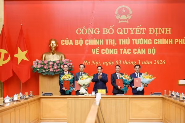 Thủ tướng trao quyết định chỉ định Phó Bí thư Đảng ủy Chính phủ và bổ nhiệm lãnh đạo 4 bộ, cơ quan ngang Bộ
