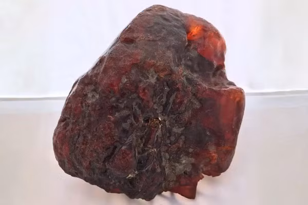Một khối hổ phách hóa thạch vô cùng quý giá, trông giống như một tảng đá. Đây là khối rumanite lớn nhất từng được tìm thấy.