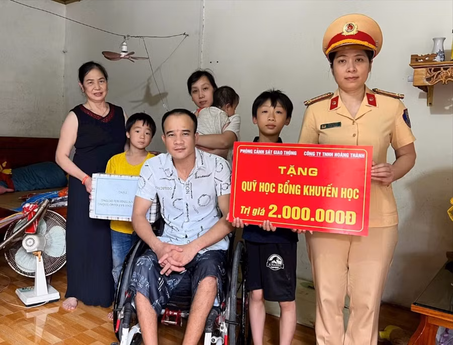Đại diện lãnh đạo Phòng CSGT (Công an tỉnh Hải Dương) trao học bổng khuyến học cho học sinh có hoàn cảnh khó khăn ở xã Cổ Bì (Bình Giang).
