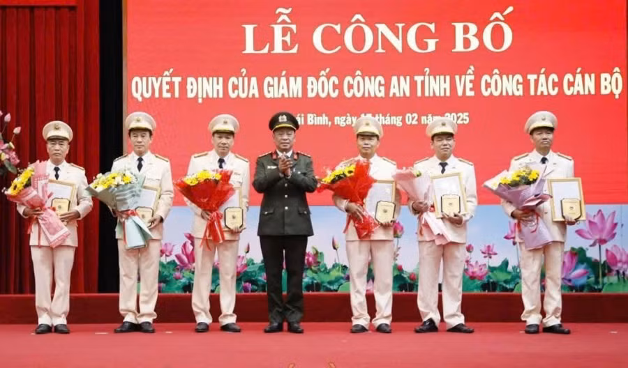 Giám đốc Công an tỉnh Thái Bình trao quyết định, tặng hoa chúc mừng 6 cán bộ tình nguyện nghỉ công tác trước hạn tuổi.