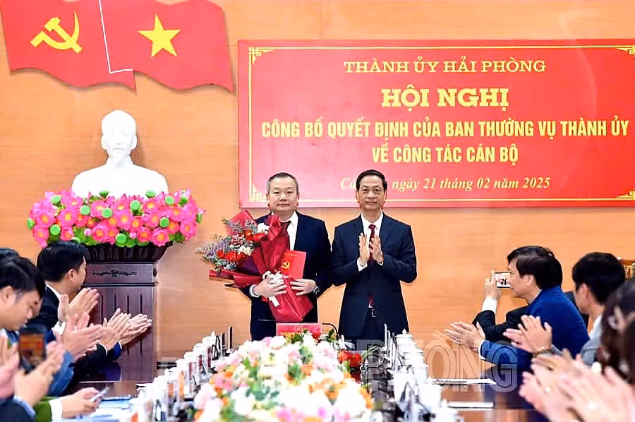 Phó Bí thư Thường trực Thành uỷ Hải Phòng Đỗ Mạnh Hiến trao quyết định cho ông Phan Viết Điện.