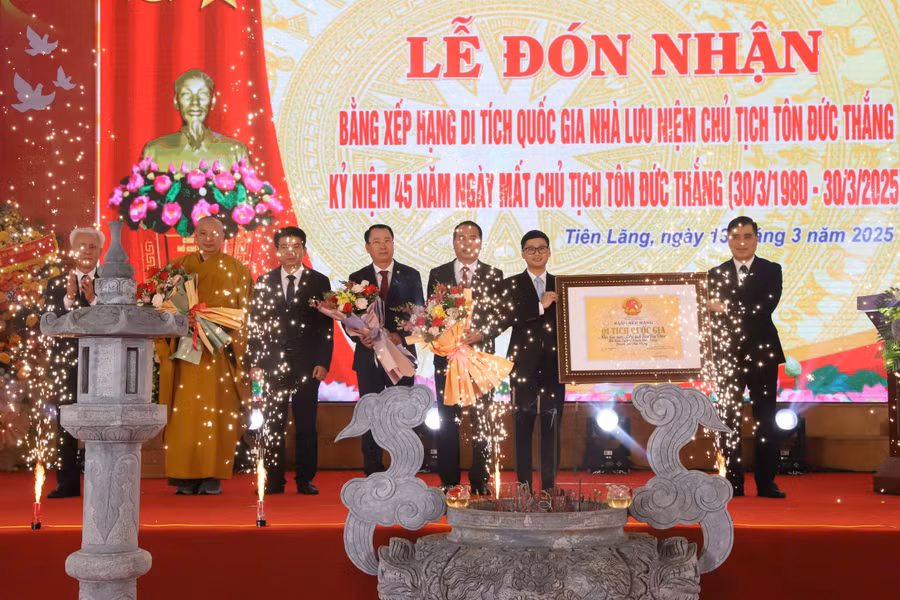 Bằng xếp hạng di tích quốc gia đối với di tích nhà lưu niệm Chủ tịch Tôn Đức Thắng được đại diện Bộ Văn hóa Thể thao và Du lịch trao cho UBND huyện Tiên Lãng (TP Hải Phòng).
