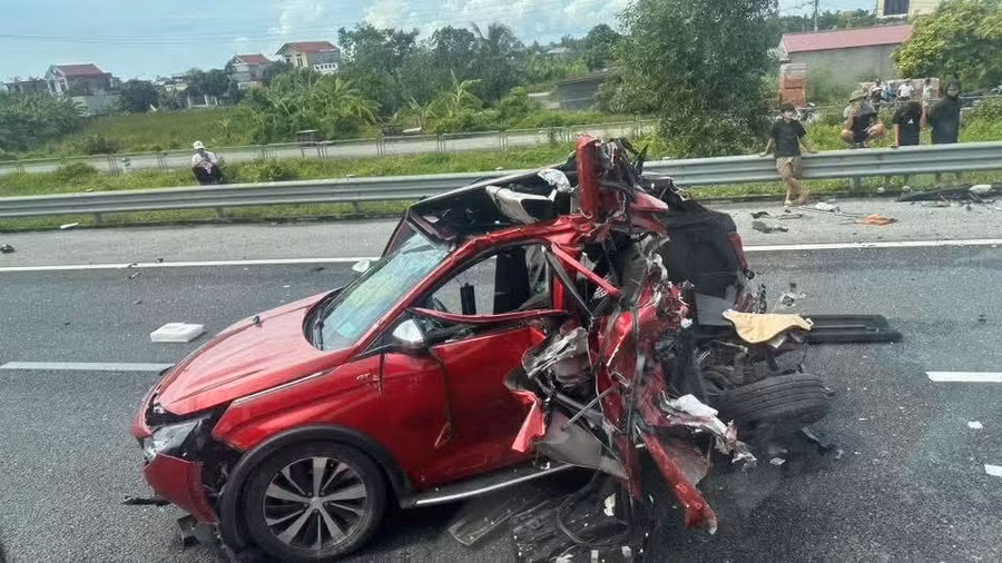 Hiện trường vụ tai nạn giữa xe tải và xe ô tô con trên cao tốc Hà Nội- Hải Phòng khiến 5 người bị thương.