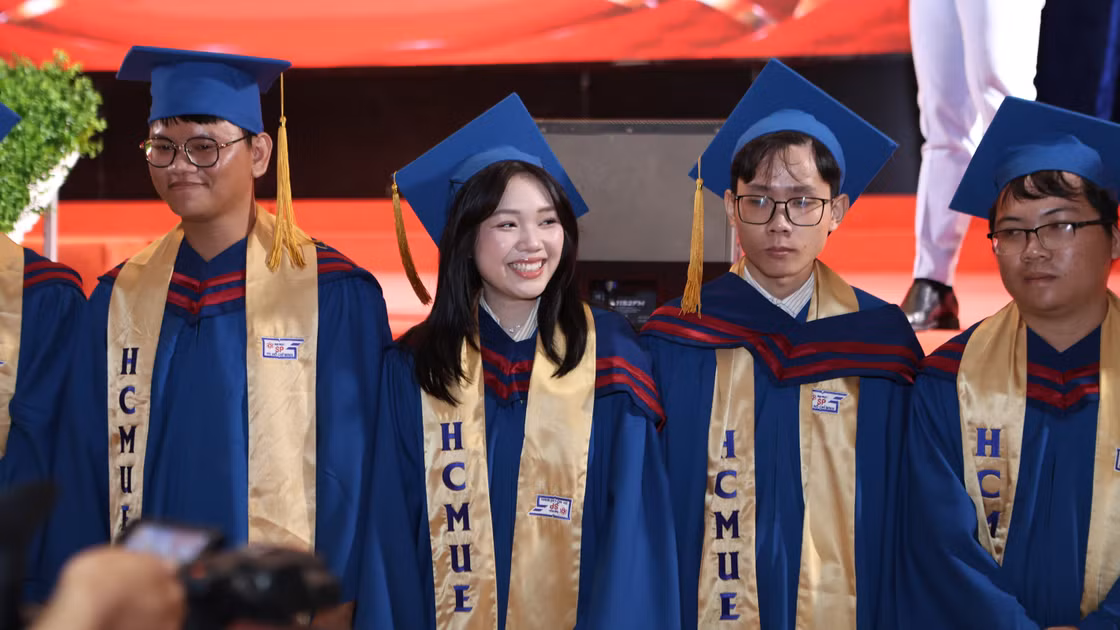 Tân cử nhân Trường Đại học Sư phạm TPHCM được trao bằng tốt nghiệp năm 2026 . Ảnh: NTCC.