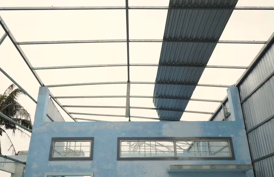 Một căn nhà bị hư hỏng hoàn toàn do giông lốc.
