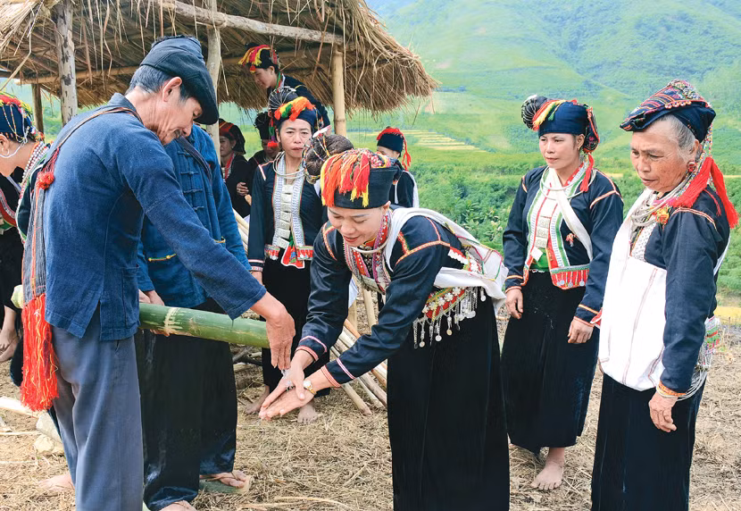Nghi thức rửa tay, vẩy nước lên trời kết thúc Lễ Tra hạt. Nghi thức rửa tay, vẩy nước lên trời kết thúc Lễ Tra hạt.