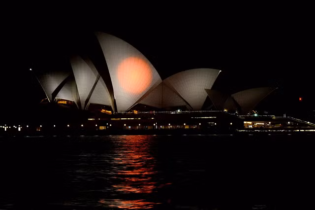 Nhà hát Opera Sydney được thắp sáng trong màu cờ Nhật Bản vào ngày 10 tháng 7 để vinh danh ông Abe ở Sydney.