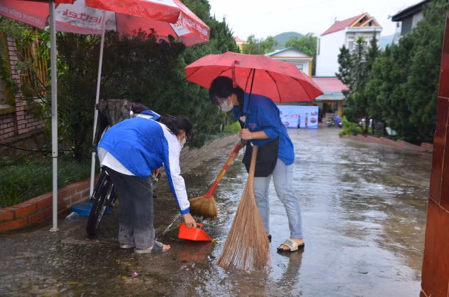 Lực lượng tình nguyện viên có mặt từ sớm để làm công tác vệ sinh và hỗ trợ thí sinh. Lực lượng tình nguyện viên có mặt từ sớm để làm công tác vệ sinh và hỗ trợ thí sinh.
