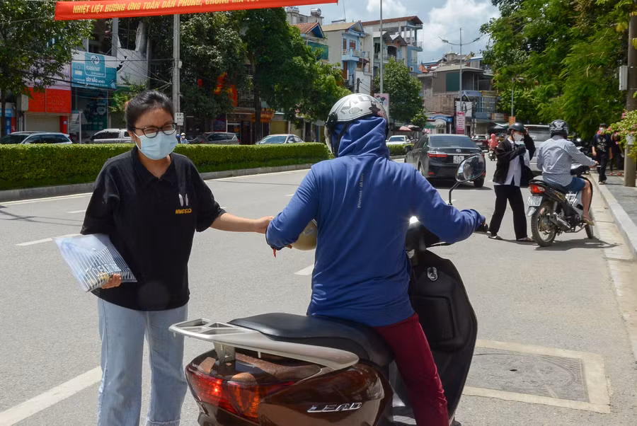 Nhiều thí sinh được phụ huynh đưa đến điểm thi từ rất sớm. Nhiều thí sinh được phụ huynh đưa đến điểm thi từ rất sớm.