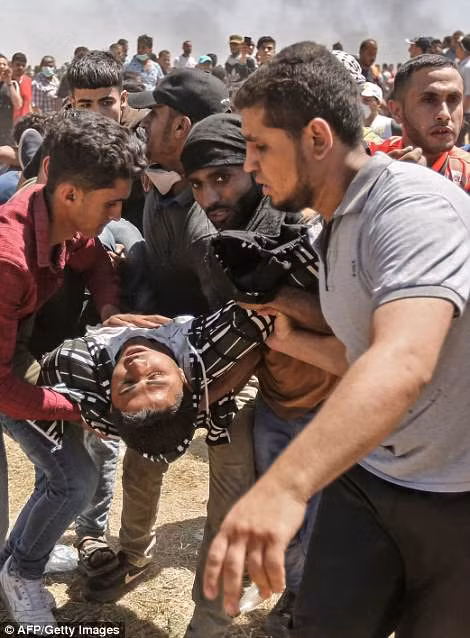 Hàng chục người biểu tình bị lính bắn tỉa Palestine giết hại Hàng chục người biểu tình bị lính bắn tỉa Palestine giết hại