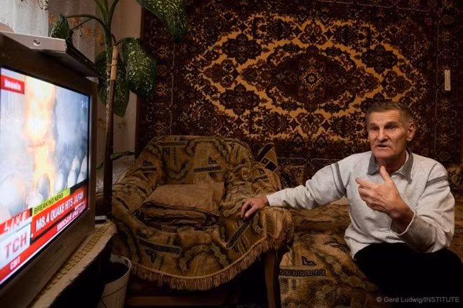 Victor, 70 tuổi, đang làm nhiệm vụ khi lò phản ứng của nhà máy điện hạt nhân Chernobyl nổ. Sau lần đó, ông đau tim hai lần và mắc bệnh ung thư dạ dày. Ảnh: Long Shadow Of Chernobyl 1