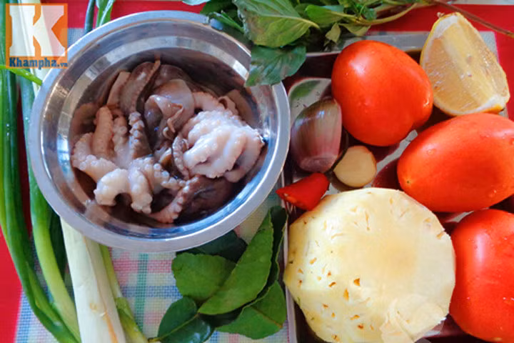 Canh bạch tuộc nấu chua hấp dẫn cuối tuần