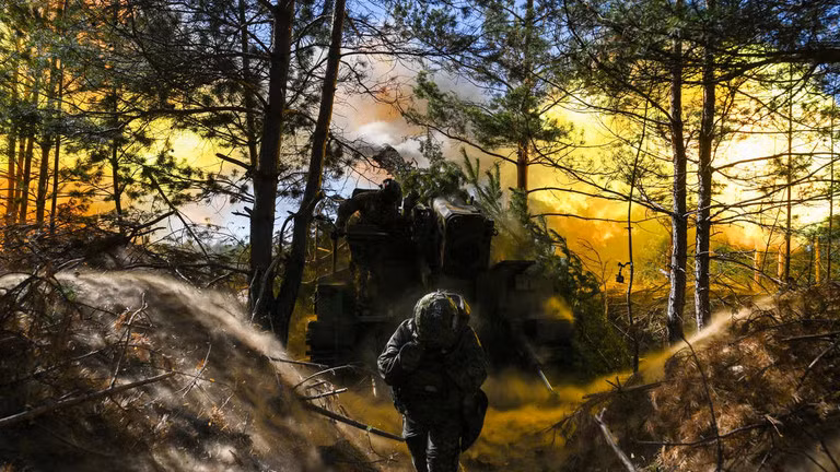 Quân nhân Nga bắn pháo tự hành về phía các vị trí của Ukraina ở LPR vào ngày 12/10/2023.