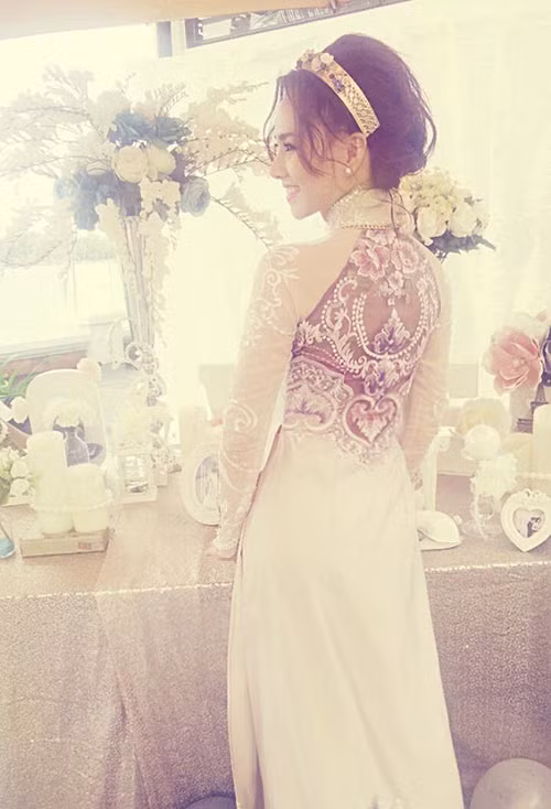 Áo dài ăn hỏi đẹp như trong mơ của Đinh Ngọc Diệp ảnh 2 Áo dài ăn hỏi đẹp như trong mơ của Đinh Ngọc Diệp - 2