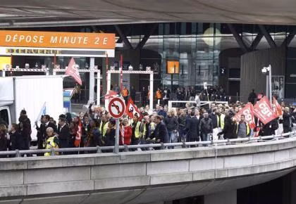 Đám đông biểu tình bên ngoài phòng họp. Ảnh: Reuters