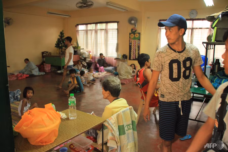 Người dân Philippines tránh bão tại một lớp học. Người dân Philippines tránh bão tại một lớp học.