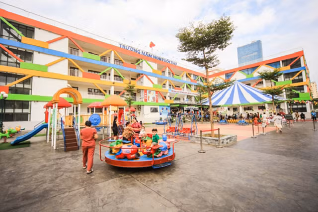 Chị Hải Yến, phụ huynh học sinh cho biết: “Thấy công tác chuẩn bị khai giảng của nhà trường chu đáo, gia đình tôi rất yên tâm. Hy vọng đây sẽ là nơi lưu giữ nhiều kỉ niệm tuổi thơ của các con, con sẽ được yêu thương và phát triển toàn diện về cả thể chất lẫn tinh thần trong những năm đầu đời”. Chị Hải Yến, phụ huynh học sinh cho biết: “Thấy công tác chuẩn bị khai giảng của nhà trường chu đáo, gia đình tôi rất yên tâm. Hy vọng đây sẽ là nơi lưu giữ nhiều kỉ niệm tuổi thơ của các con, con sẽ được yêu thương và phát triển toàn diện về cả thể chất lẫn tinh thần trong những năm đầu đời”.