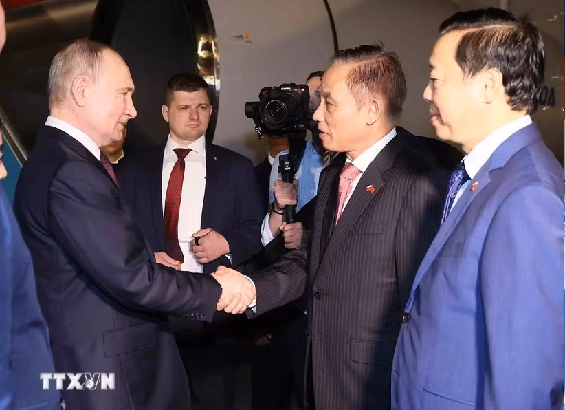 Những hình ảnh đầu tiên của Tổng thống Liên bang Nga Vladimir Putin tại Nội Bài