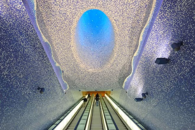 Ga Toledo, Naples, Ý Với chủ đề nước và ánh sáng, tàu điện ngầm được trang trí bằng đồ khảm màu trắng và xanh vô cùng hấp dẫn.
