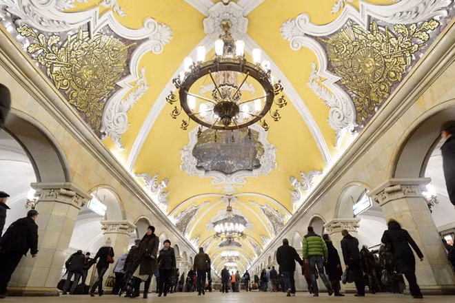 Ga tàu điện ngầm Komsomolskaya, Moscow, Nga Ga được xây dựng vào năm 1935 với lối kiến trúc độc đáo và ấn tượng. Bước vào ga tàu bạn sẽ có cảm giác như lạc vào một cung điện ở châu Âu những thế kỉ trước.