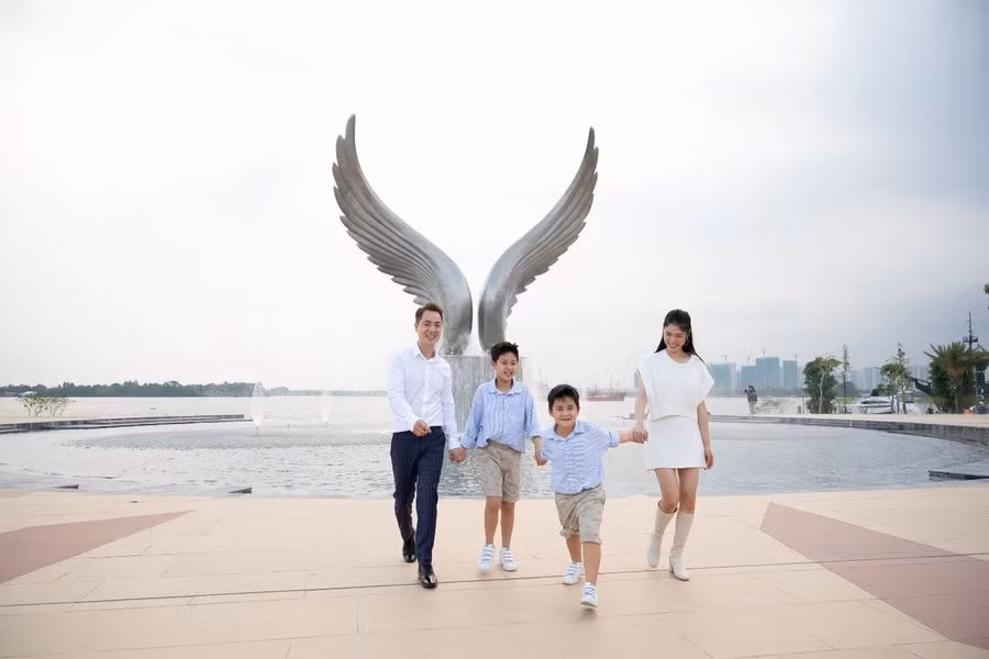Cặp sao vô cùng ấn tượng với bến du thuyền Aqua Marina sang trọng, dẫn vào quảng trường lớn