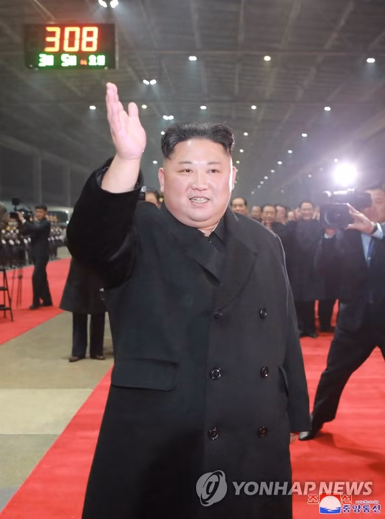 Chủ tịch Kim vẫy chào mọi người