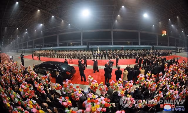 Nhiều người cầm hoa đón Chủ tịch Kim Jong-un khi tàu của ông tới sân ga lúc 3 giờ sáng nay.