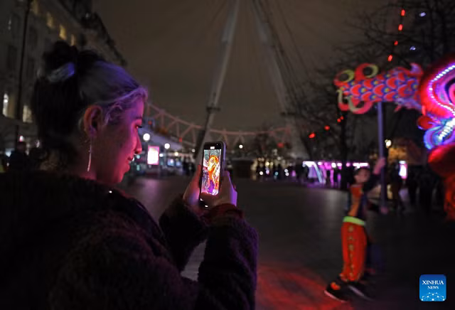 Người dân ghi lại hình ảnh múa rồng.