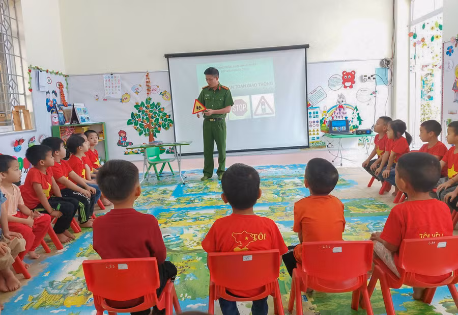 Tại Trường Mầm non Thanh Chăn, huyện Điện Biên "bài học" ATGT được phối hợp với Công an xã tổ chức bằng các hình ảnh trực quan.